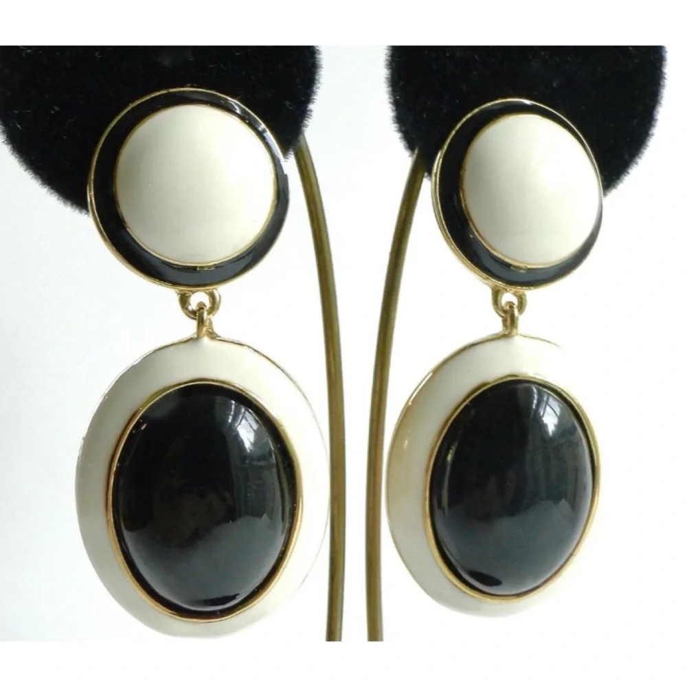 JOAN RIVERS STAMPED BLACK & WHITE ENAMEL DROP CLIP ON COMFORT HANGING EARRINGS - Picture 3 of 10